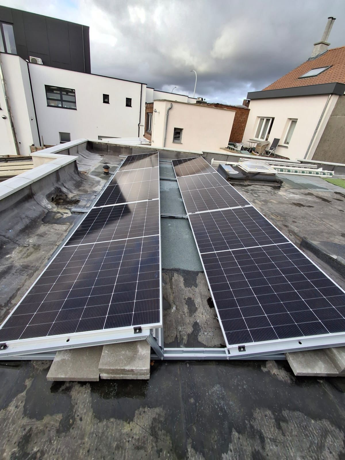 Zonnepanelen op een plat dak