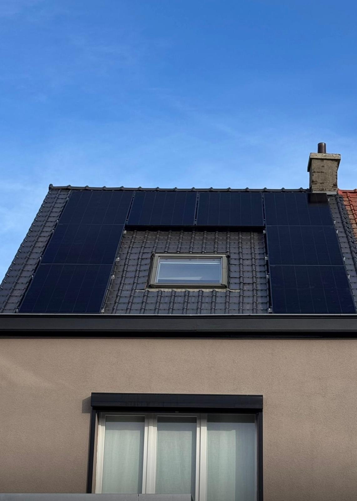 Woning met zwarte zonnepanelen op een hellend dak